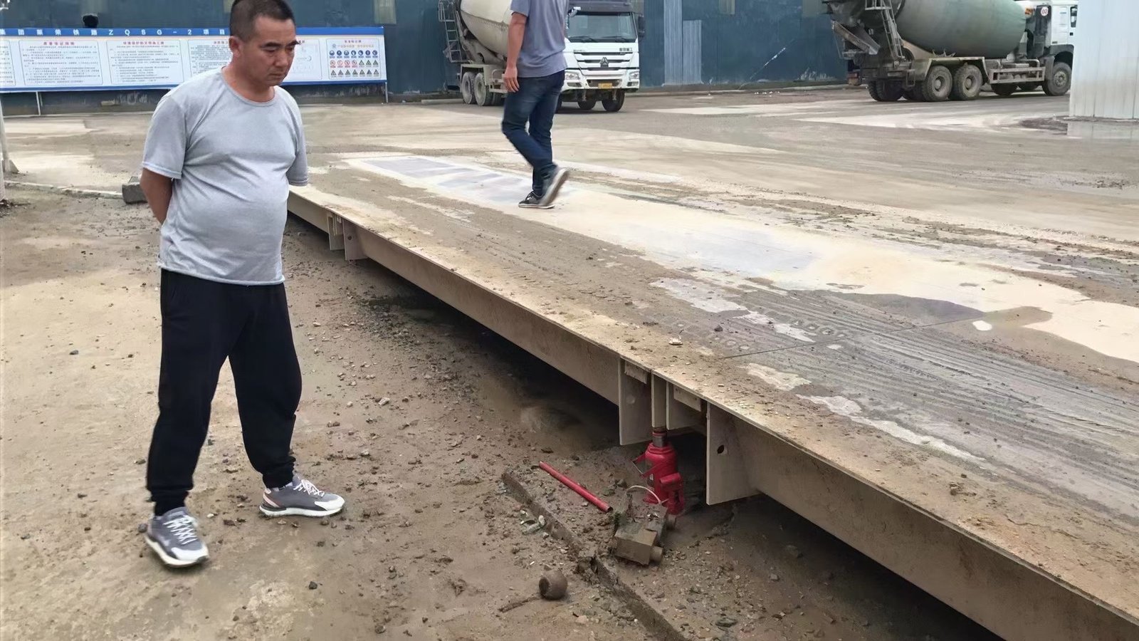 工业现场正在使用的汽车衡
